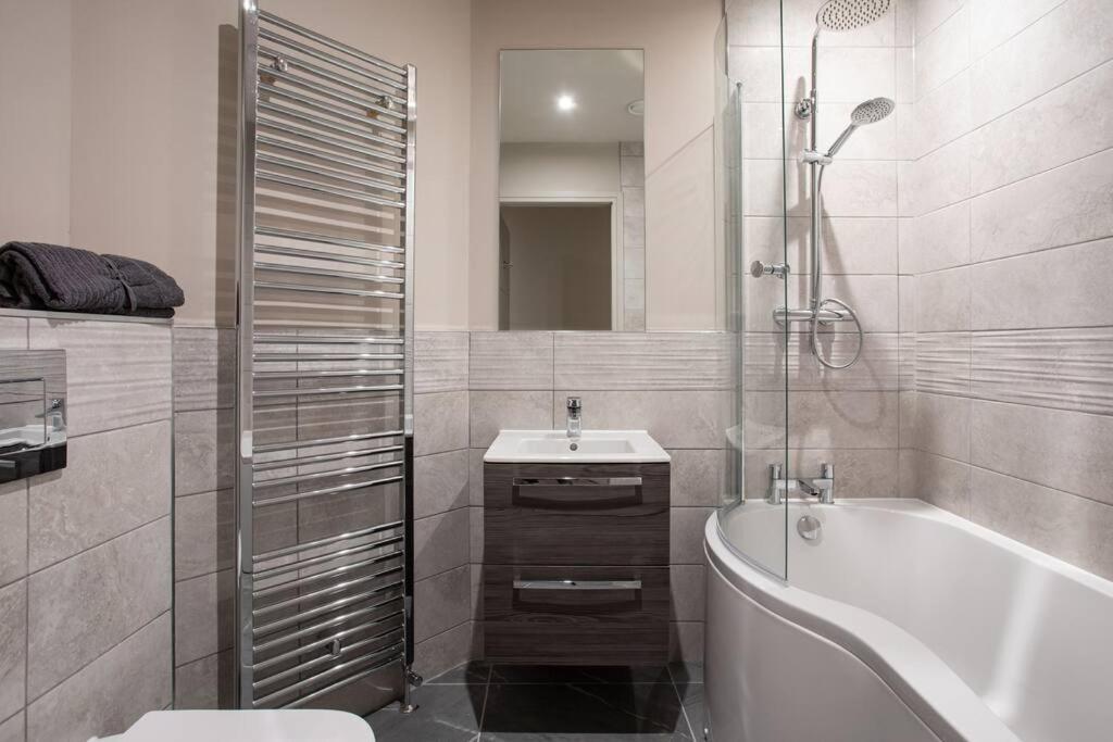 Modern 2Br With Balcony Next To The City Airport Bhd - Free Parking Belfast Exterior photo