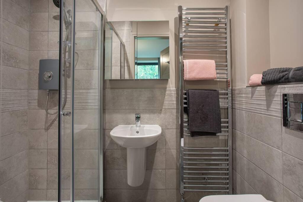 Modern 2Br With Balcony Next To The City Airport Bhd - Free Parking Belfast Exterior photo